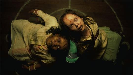Lidya Jewett (l) als Angela und Olivia Marcum als Katherine in «Der Exorzist: Das Bekenntnis».