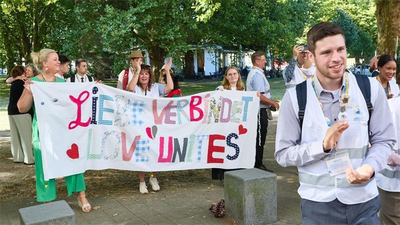 Zeugen Jehovas feiern „Fest der Liebe“ im Volksparkstadion Liebe kann stärker als Hass sein, sagt ein Sprecher der Zeugen Jehovas.