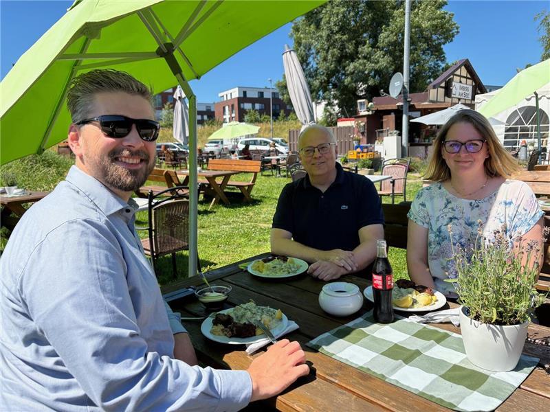 Freche Sprüche zur Frikadelle: Dieser Stader Imbiss hat Kultstatus Lieben Gabys Herzlichkeit und kommen regelmäßig in der Mittagspause her: Tobias Saßnick (von links), Michael Hollander und Jessica Höch.