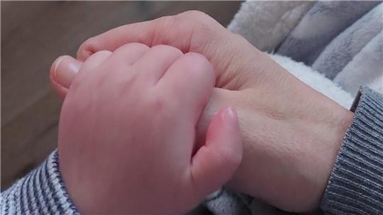 Liebevoll begleiten Svenja und Sascha Meier ihren Sohn Mattis.