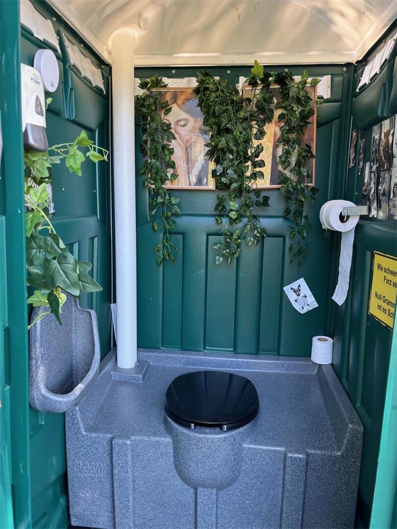 Freche Sprüche zur Frikadelle: Dieser Stader Imbiss hat Kultstatus Liebevoll eingerichtet: Der Imbiss am See hat das unbestritten schönste Dixi-Klo im ganzen Landkreis Stade.