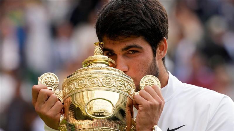 Mehr als nur Romantik: Die vielen Seiten des Kusses Liebkosung für den Pokal: Tennisprofi Carlos Alcaraz freute sich sichtlich über den Sieg im Wimbledon-Final 2023. (Archivbild)