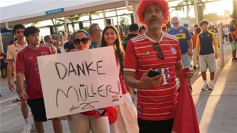 Das Big Business von Bayern und BVB im Trump-Land Liebling Thomas Müller: Bayern-Fans im Hard Rock Stadium in Miami.