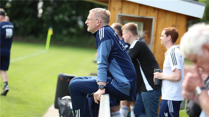 Bützfleth „zeigt Eier“ - Gänsehaut in Wiepenkathen: Das Kreisliga-Finale Lieblingsplatz: Für Bargstedts Trainer Maik Ohlandt war es das letzte Spiel.