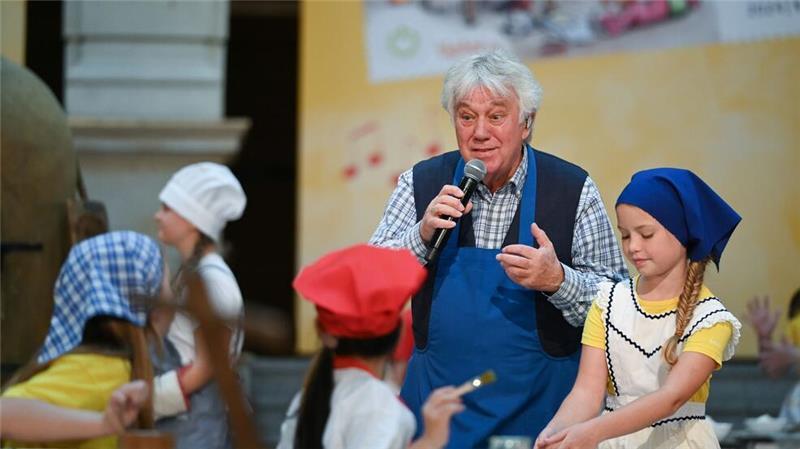 Liedermacher Rolf Zuckowski verschickt noch immer handgeschriebene Weihnachtskarten.