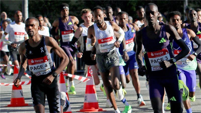 Lief die bisher zweitschnellste Zeit eines deutschen Marathon-Läufers: Samuel Fitwi (M).