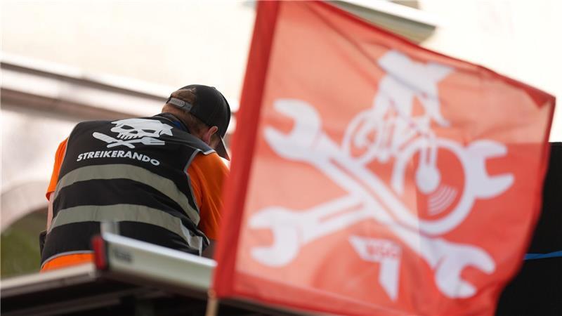 Lieferando-Beschäftigte demonstrieren gegen Entlassungspläne in Hamburg. (Archivbild) 