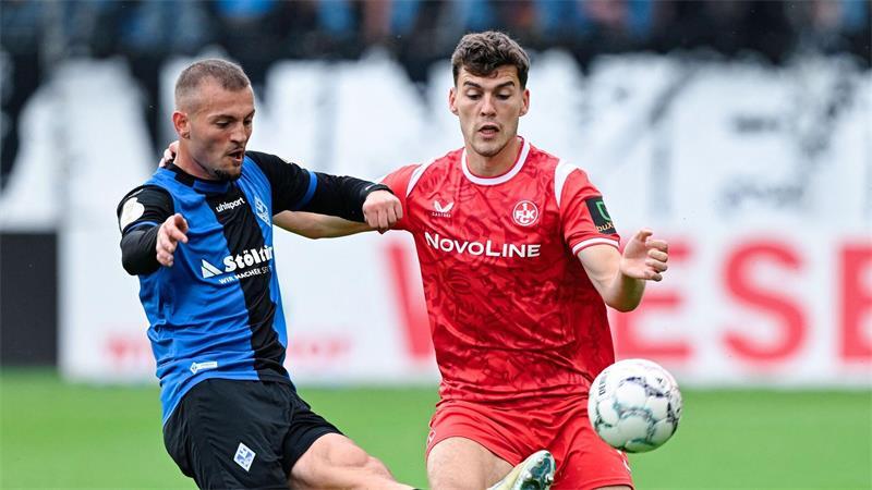 Platzsturm beim hitzigen Derby: FCK schaltet Waldhof aus Liefern sich ein umkämpftes Duell: Mannheims Kushtrim Asallari (l) und FCK-Verteidiger Jacob Rasmussen.