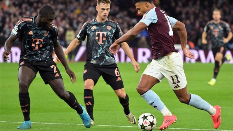 0:1 bei Aston Villa: Bayern verlieren erstmals unter Kompany Liefern sich stellvertretend für ihre Teams einen harten Kampf: Die Münchner Dayot Upamecano (l) und Joshua Kimmich sowie Villas Ollie Watkins.