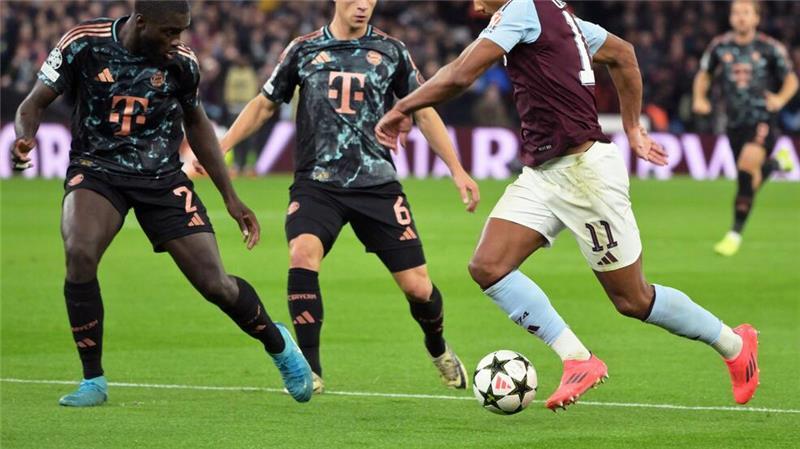 Liefern sich stellvertretend für ihre Teams einen harten Kampf: Die Münchner Dayot Upamecano (l) und Joshua Kimmich sowie Villas Ollie Watkins.