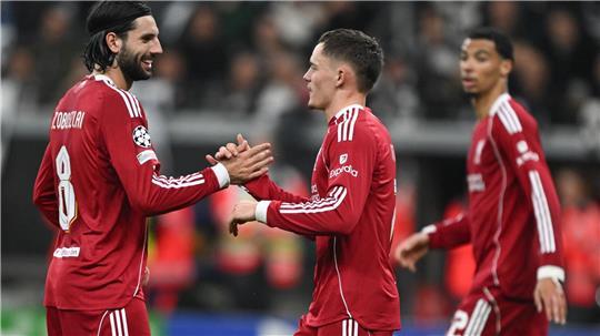 Lieferte beim 5:1 gegen Frankfurt unter anderem einen Assist für Dominik Szoboszlai (l): Liverpools Florian Wirtz (r).