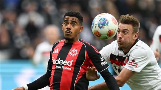 Lieferten sich ein umkämpftes Duell: Eintracht Frankfurt um Ansgar Knauff (l) und der FC St. Pauli um Hauke Wahl (r).