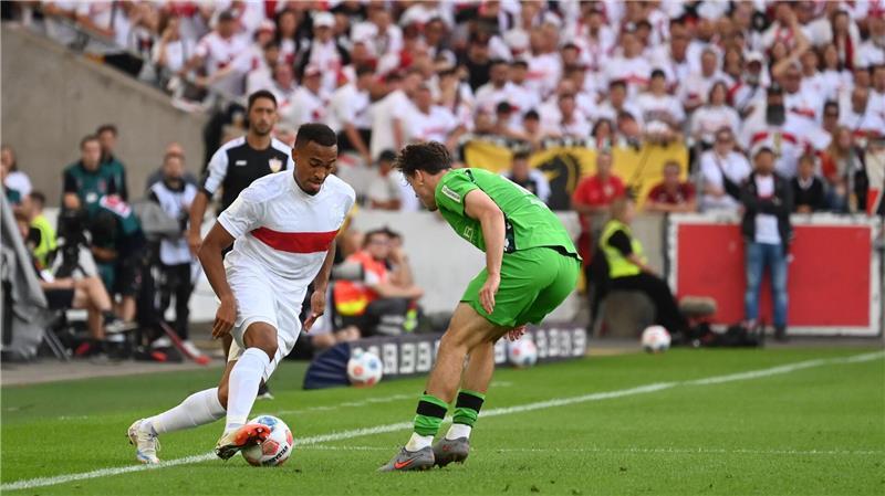 Nach Woltemade-Abschied: VfB jubelt gegen Gladbach Lieferten sich ein umkämpftes Duell: Stuttgarts Leweling und Sander von Mönchengladbach.