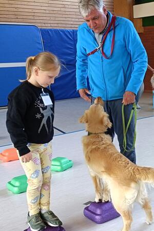 Lieke und Hündin Sunny bewältigen den Parcours gemeinsam, Bernd Kühn gibt kleine Hilfestellungen.