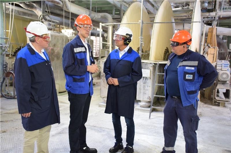 Produktion gefährdet: Minister Lies hört in Stade die Sorgen der AOS Lies (Zweiter von rechts) lässt sich die Produktion erklären.