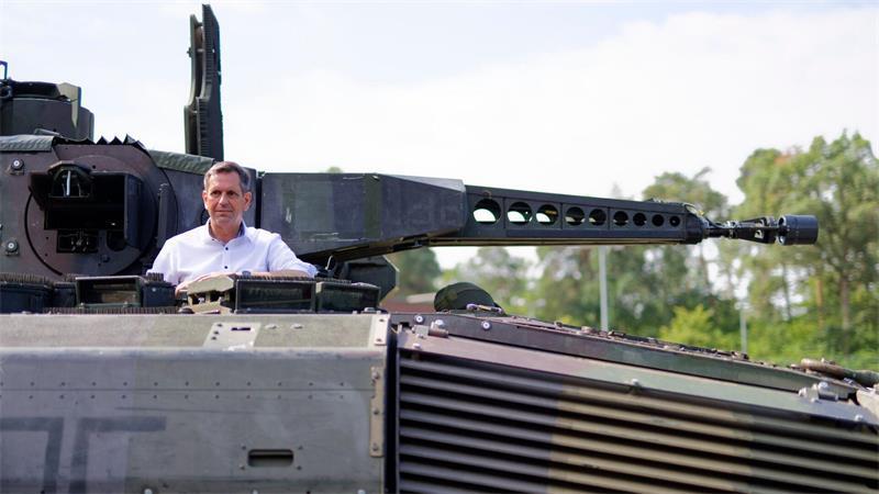 Lies schaut aus einem Schützenpanzer vom Typ Puma.