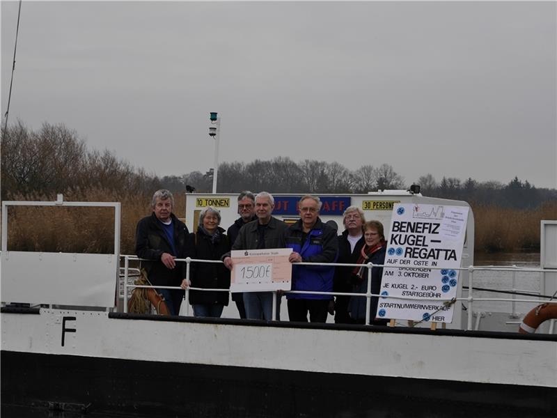 Ließen die Prahmfähre für die Spendenübergabe noch einmal über die Oste fahren: Horst Schimkatis (Fährmann und Beisitzer des Fähr- und Geschichtsvereins Brobergen), Gisela Hänig (Schriftführerin), Jürgen Wendler (2. Vorsitzender), Harald Hemp von der Kinderkrebshilfe Oste, Günther Schimkatis (1. Vorsitzender), Dieter Peters (Kugelregatta-Organisator) und Antje Rieckmann (Kassenwartin).  Foto: Umland
