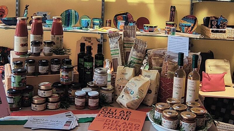 Likör, Pastasoßen, Olivenöl: Der Weltladen Buxtehude vertreibt Lebensmittel aus Süditalien.
