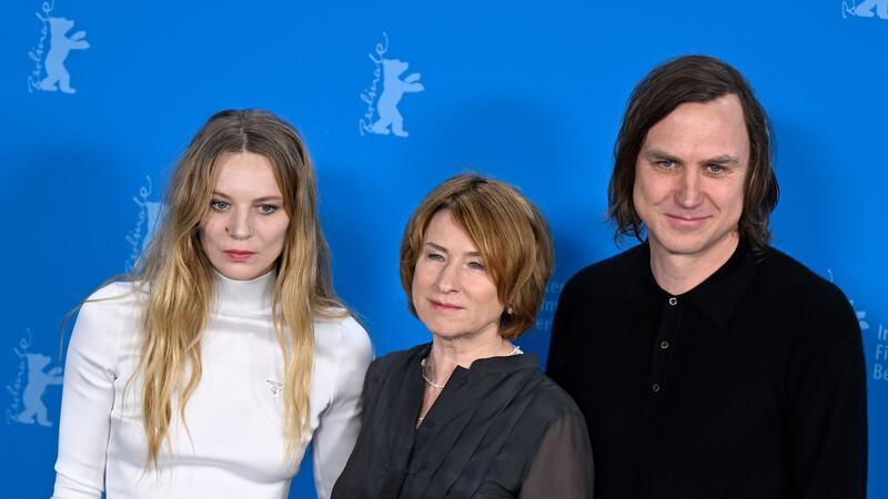 Favoriten und Hollywood-Besuch bei der Berlinale Lilith Stangenberg, Corinna Harfouch und Lars Eidinger sind zusammen im Film „Sterben“ von Regisseur Matthias Glasner zu sehen.