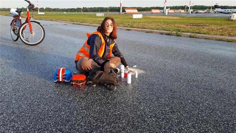 Lilli G. von der „Letzten Generation“ war bei der Aktion auf dem Flughafen in Hamburg dabei. Foto: Privat