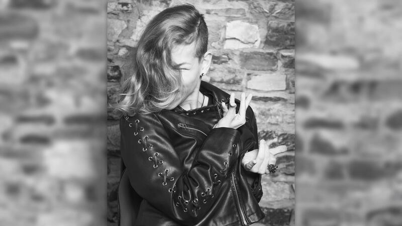 Trotz Schwerstbehinderung: 23-Jährige lebt in den eigenen vier Wänden Lilli Zeifert ist 23 Jahre und schwerstbehindert. Das Foto von ihr strahlt trotzdem jede Menge Energie aus.