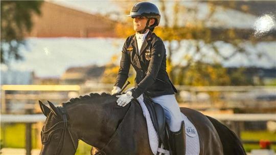 Lilli mit Dijon einem Nachwuchspony nach der letzten Grußaufstellung in Warendorf auf dem Bundeschampionat.