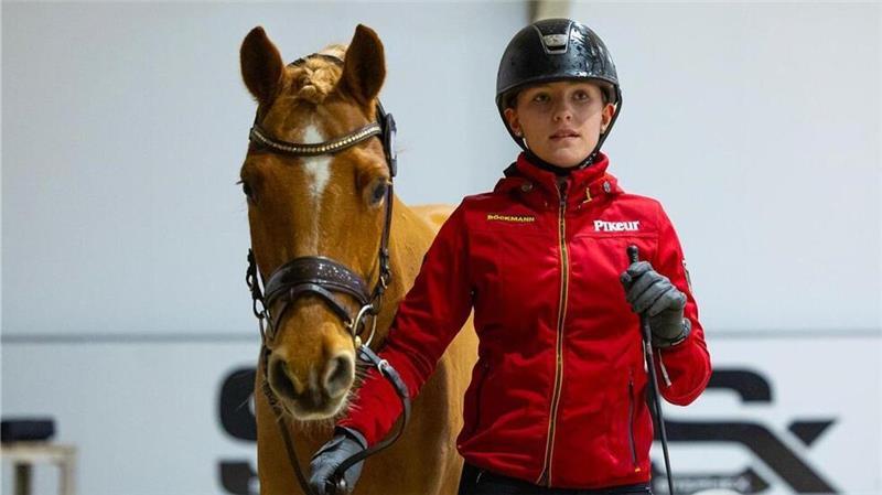Reiterin mit Herz: Lilli von Helldorff erhält besondere Auszeichnung Lilli und ihr Pferd Dobbi Dobsen beim Veterinär-Check der bei internationalen Turnieren immer vor den Prüfungen stattfindet.