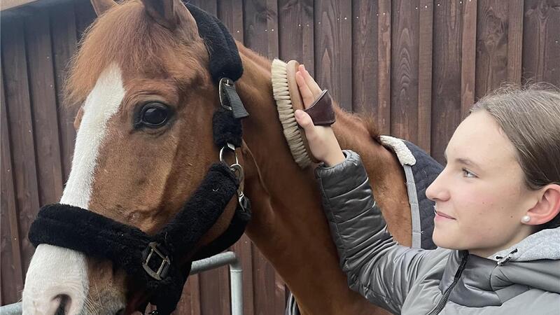13-jährige Reiterin aus dem Stader Nachbarkreis will zur EM Lilli von Helldorff mit ihrer Stute Tropensonne.