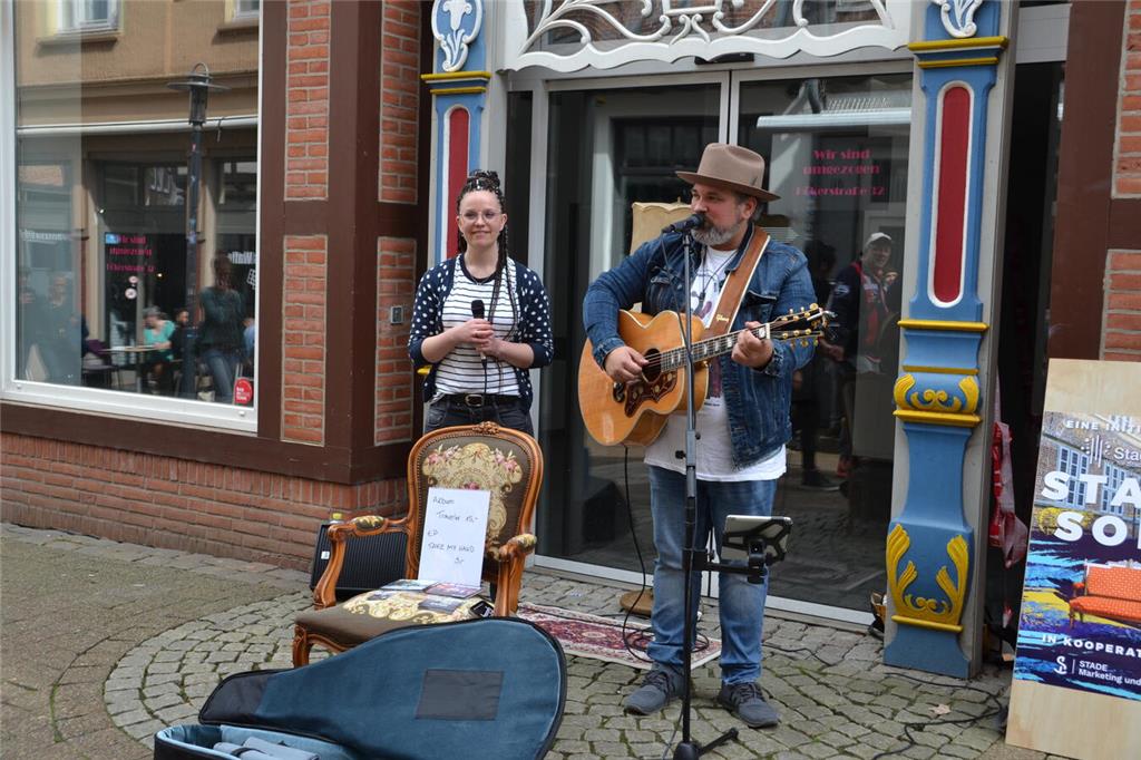 Lilly und Ben Moske machten als Straßenmusiker mit bei der Aktion Stade-Sofa.