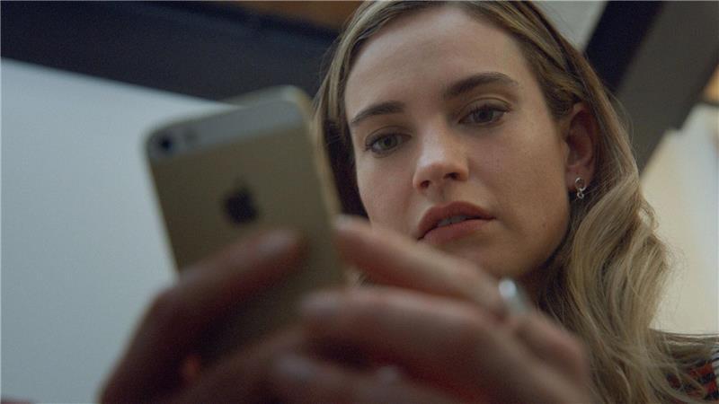 Lily James spielt Whitney Wolfe Herd.