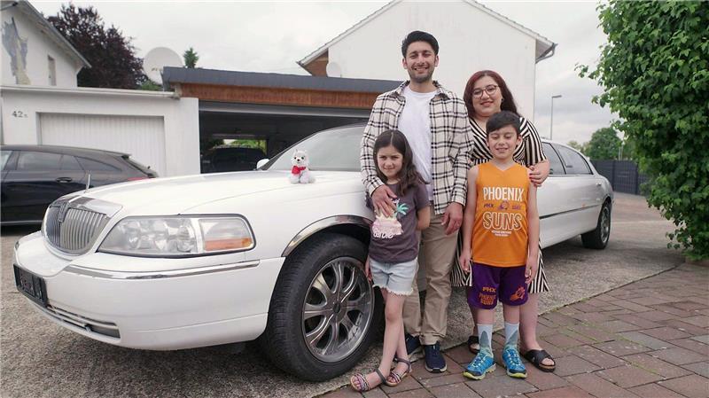 Limo-City soll der Limousinenservice heißen, mit dem Mahsa Narimani und Sadegh Ranjbar (hier mit den Kindern Eisan und Babak) sich in Buxtehude selbstständig machen wollen.