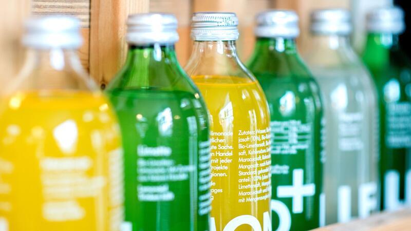 Limonade der Marke Lemonaid in einem Regal eines Getränkemarktes.