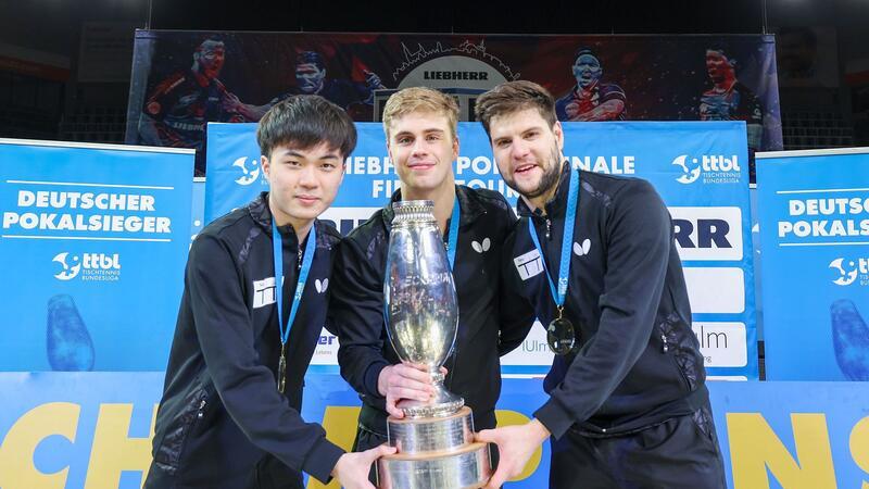 Düsseldorf und Neu-Ulm: Letzter Akt in der Champions League? Lin Yun-ju (l-r), Truls Moregardh und Dimitrij Ovtcharov, alle von TTC Neu-Ulm, jubeln mit dem Champions-League-Pokal. In der Bundesliga spielt der Verein nicht mehr mit.