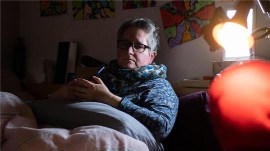 Linda Burckhardt aus dem Kreis Cuxhaven leidet an einer lebenseinschränkenden Erkrankung, die sie an das heimische Bett fesselt.