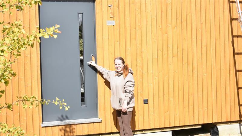 Linda Gottschalck probiert schon mal den Schlüssel zu ihrem neuen Zuhause aus.
