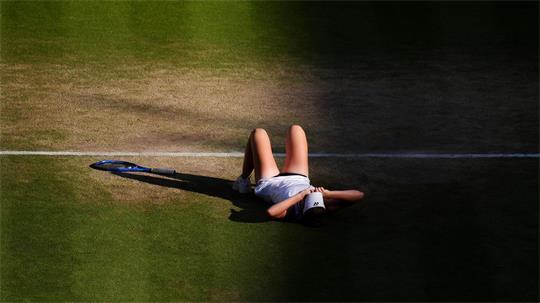 Linda Noskova feiert den größten Erfolg ihrer Tennis-Karriere.