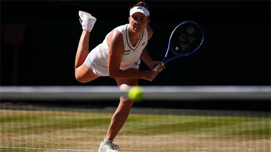 Linda Noskova feiert in Wimbledon ihren ersten Grand-Slam-Titel.