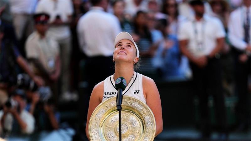 Linda Noskova kürt sich erstmals zur Wimbledon-Siegerin.