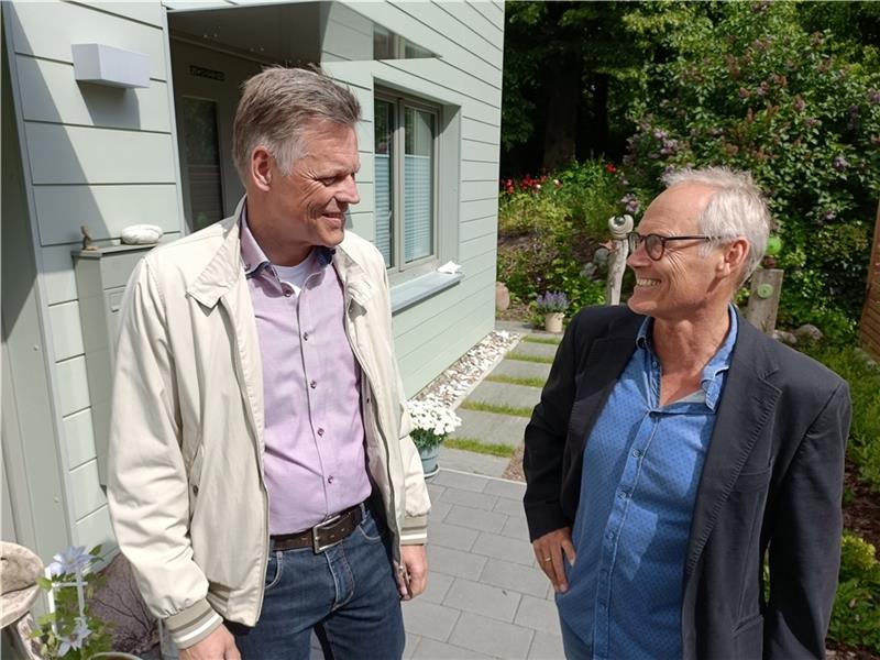 „Grüne Hausnummer“: Dieses Wohnhaus in Stade ist besonders nachhaltig Lindgrünes Haus mit „Grüner Hausnummer“: Klaus Waldvogel (links) und Ingomar Schumacher-Hahn sind stolz auf ihre Auszeichnung für nachhaltiges, innovatives Bauen. Foto: Bisping