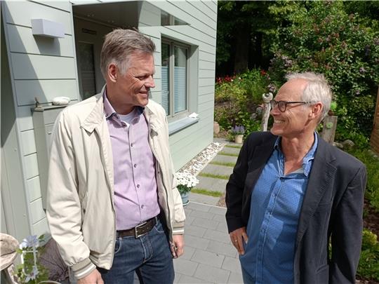 Lindgrünes Haus mit „Grüner Hausnummer“: Klaus Waldvogel (links) und Ingomar Schumacher-Hahn sind stolz auf ihre Auszeichnung für nachhaltiges, innovatives Bauen. Foto: Bisping