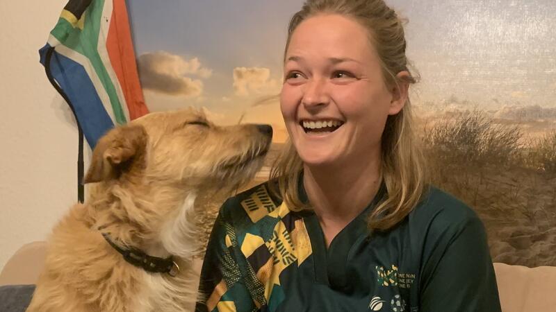 Lindie Calitz, im Nationaltrikot, und ihre Hündin Nala drücken Südafrika im Rugby-WM-Finale am Samstag die Daumen.