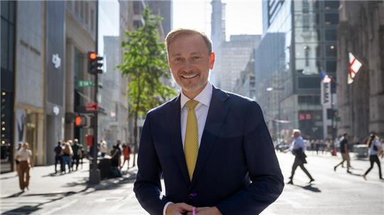 Lindner ist für Gespräche mit Unternehmern in New York und reist dann zum Internationalen Währungsfonds nach Washington weiter. 