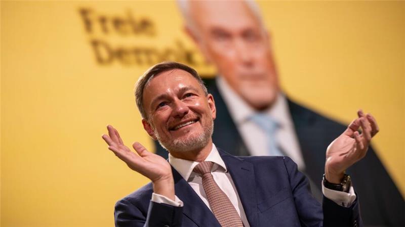 Lindner klatscht bei der Rede seines Vize Wolfgang Kubicki.