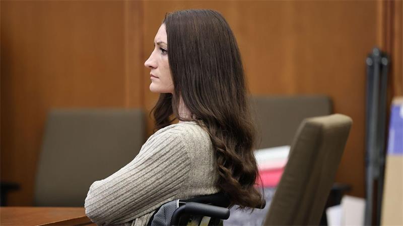 Lindsay C. steht wegen der Tötung ihrer drei kleinen Kinder vor Gericht.
