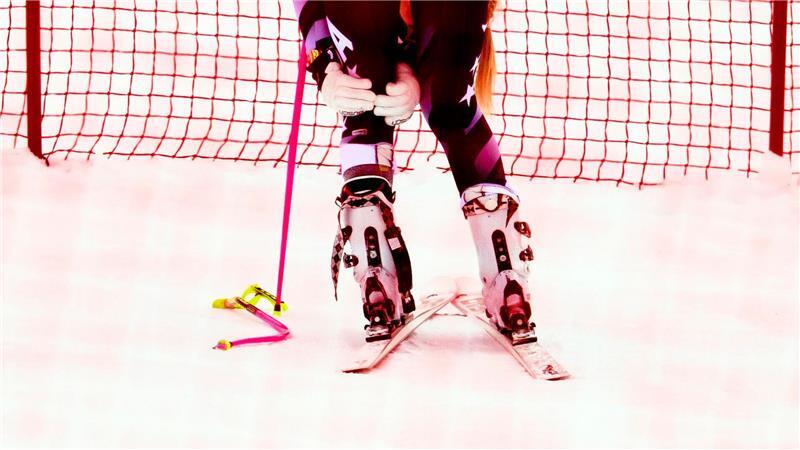 Lindsey Vonn hält sich nach ihrem Sturz in Crans-Montana das linke Knie.