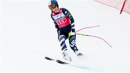 Lindsey Vonn rutscht nach ihrem Sturz in Crans-Montana langsam ins Ziel.