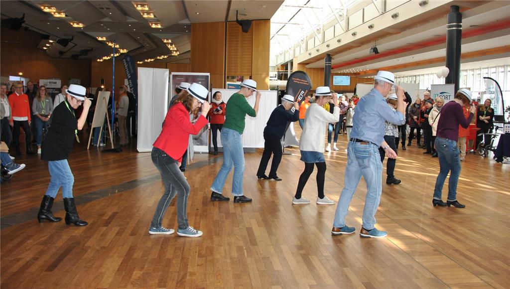 Line-Dance im Foyer: Die Showdance-Gruppe der Stader Tanzschule Dance Motion.