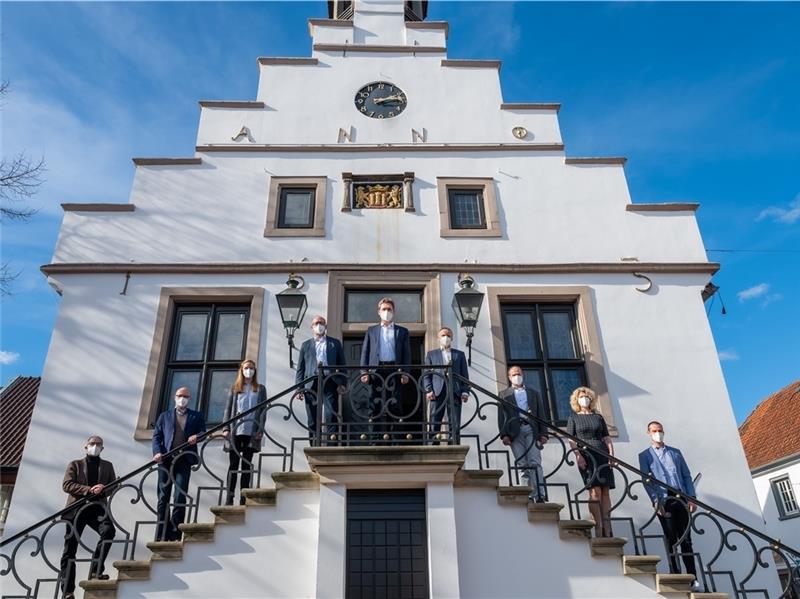 Lingens Oberbürgermeister Dieter Krone (oben Mitte) hatte seine Kollegen Sönke Hartlef aus Stade (oben links), Dr. Volker Pannen (oben rechts) aus Bad Bentheim sowie die beteiligten Mitarbeiter wie Stadtbaurat Lars Kolk (ganz links) nach Li