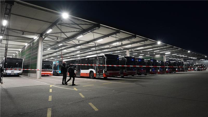 Linienbusse der Hamburger Hochbahn AG stehen auf dem Busbetriebshof Langenfelde.