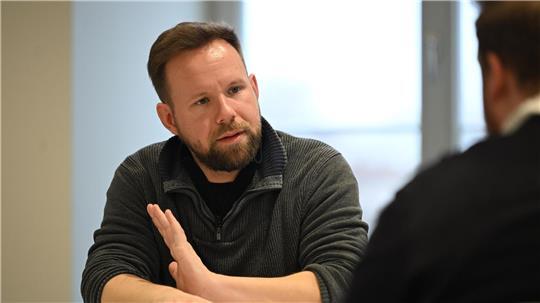 Linke-Landeschef Peters erklärt, warum seine Partei die Wehrpflicht ablehnt.